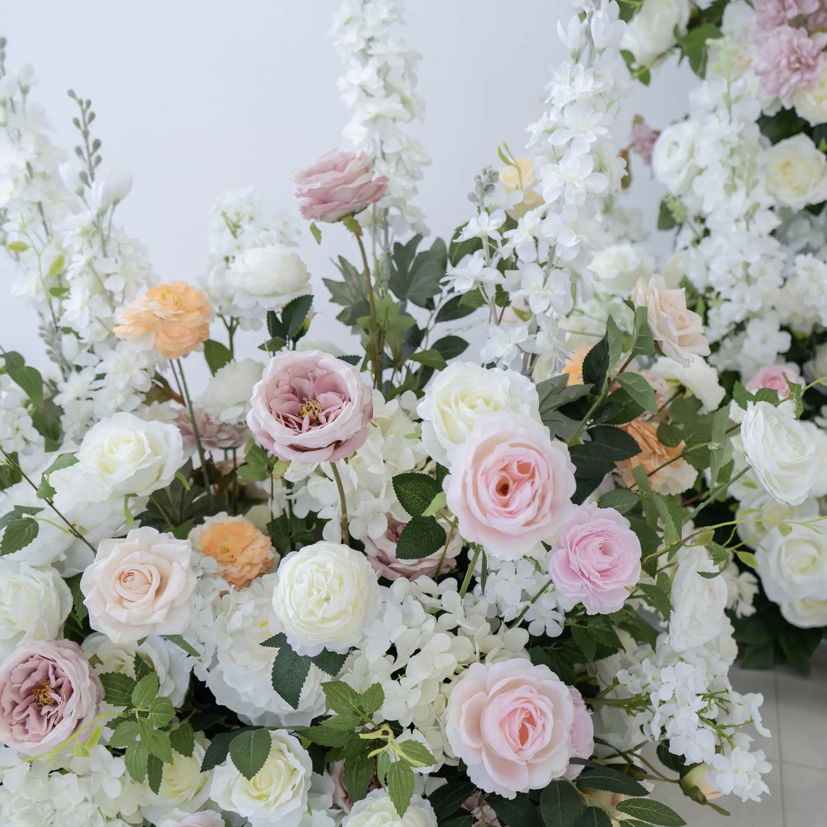 Fila floreale rosa cipria β Decorazioni per la navata del matrimonio