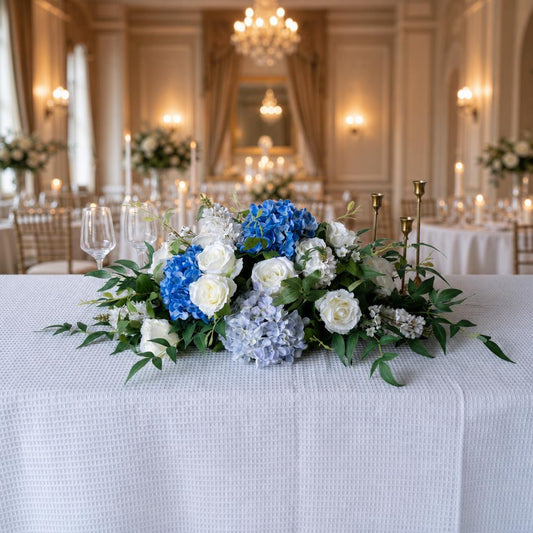 Composizione floreale bianca e blu – Decorazione tavolo per matrimoni