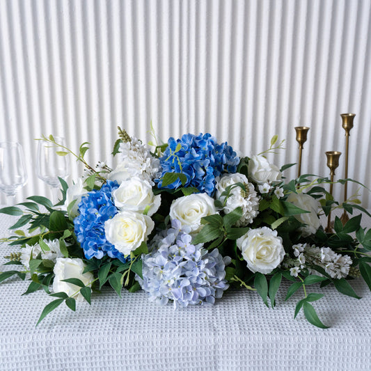 Composizione floreale bianca e blu – Decorazione tavolo per matrimoni