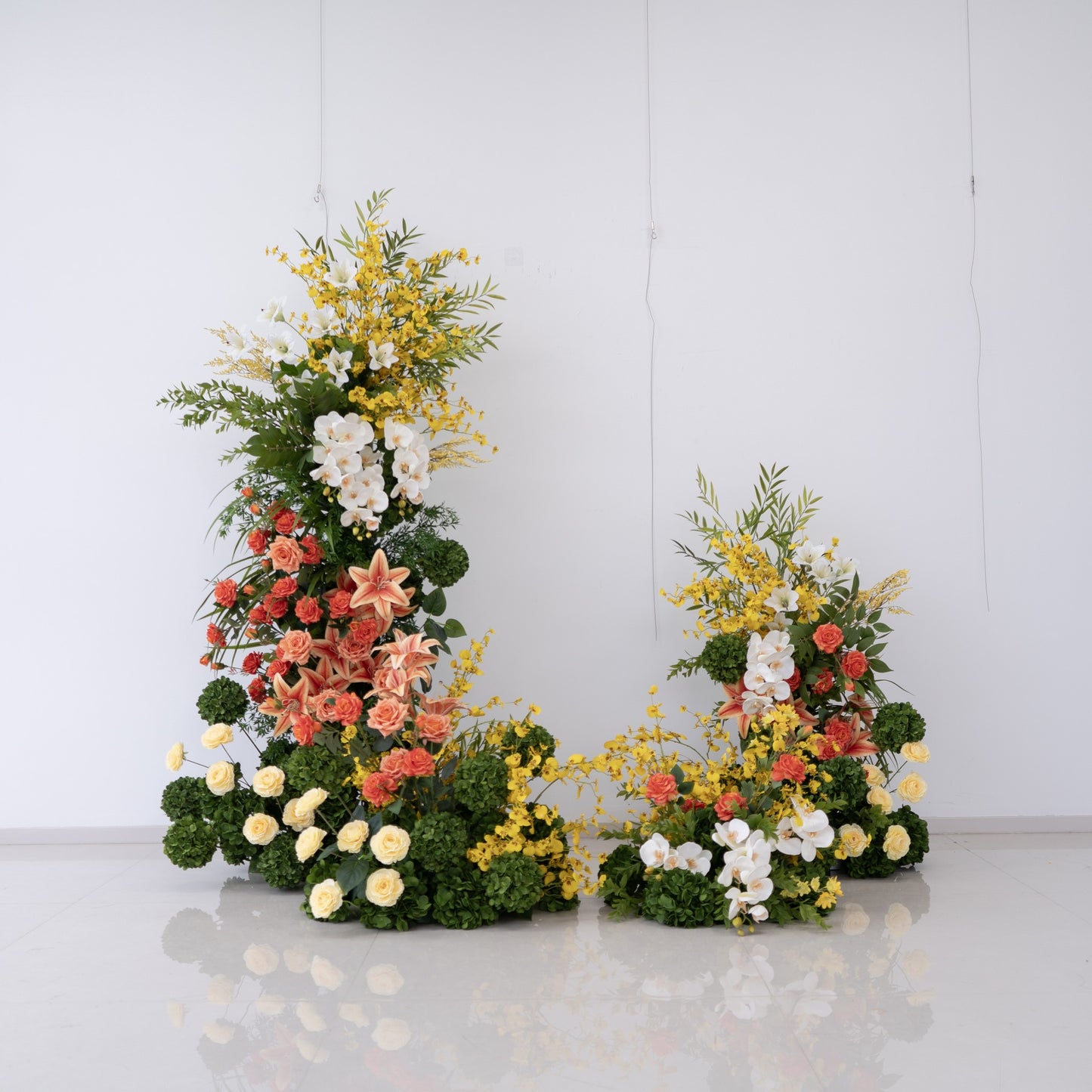 Arco Nuziale Floreale Bianco a Corno per Cerimonia e Ricevimento – Decorazione per Sfondo Sposa e Zona Foto