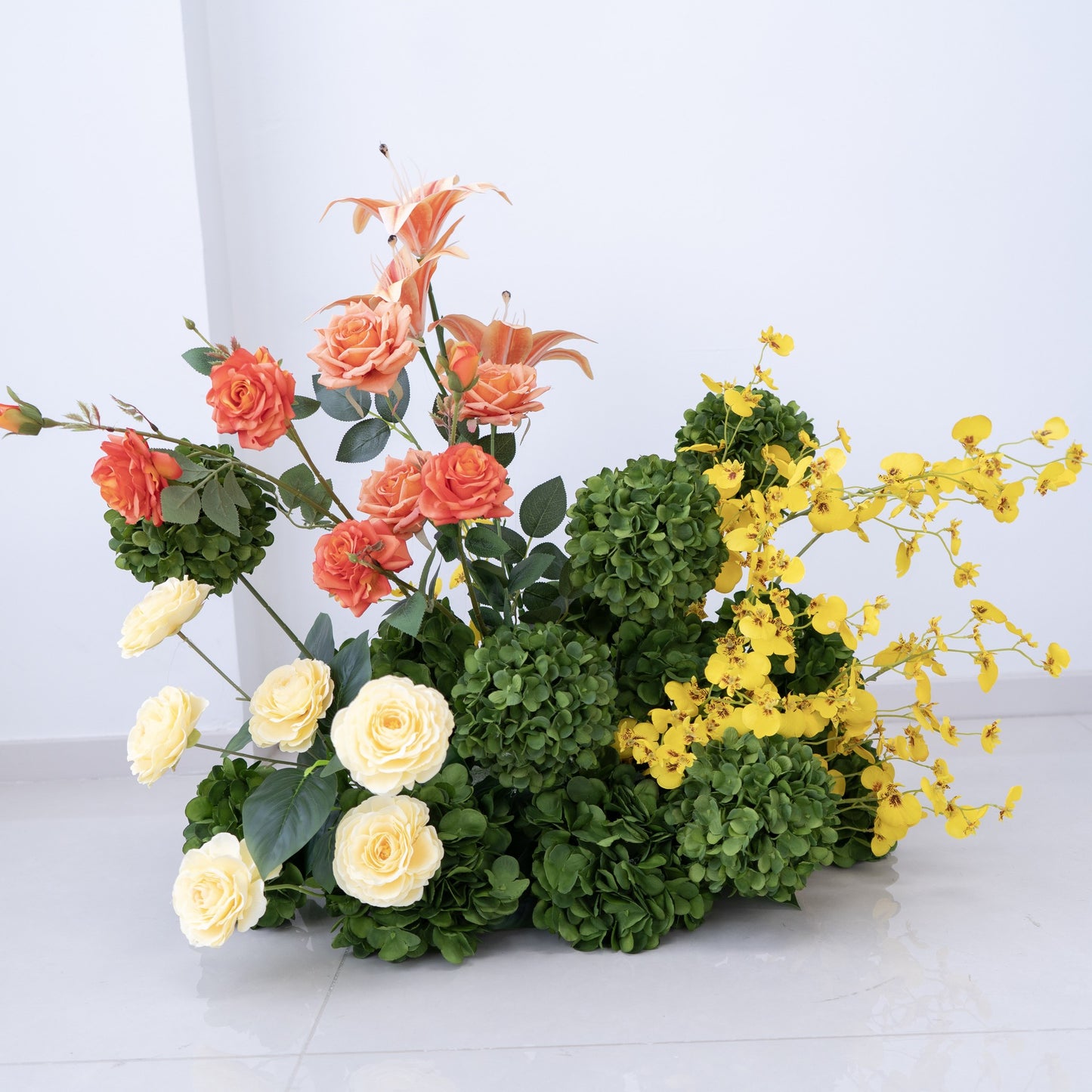 Arco Nuziale Floreale Bianco a Corno per Cerimonia e Ricevimento – Decorazione per Sfondo Sposa e Zona Foto
