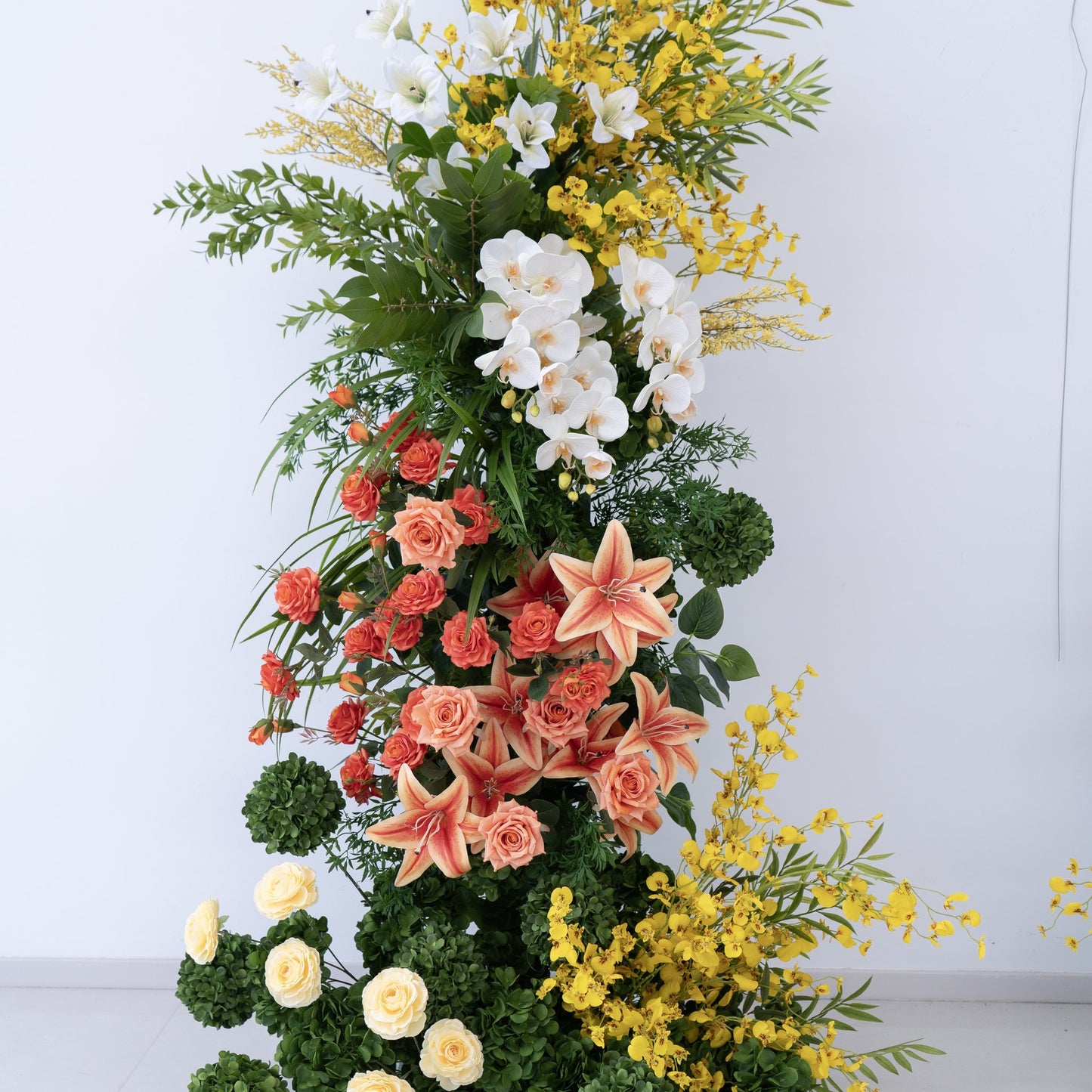 Arco Nuziale Floreale Bianco a Corno per Cerimonia e Ricevimento – Decorazione per Sfondo Sposa e Zona Foto