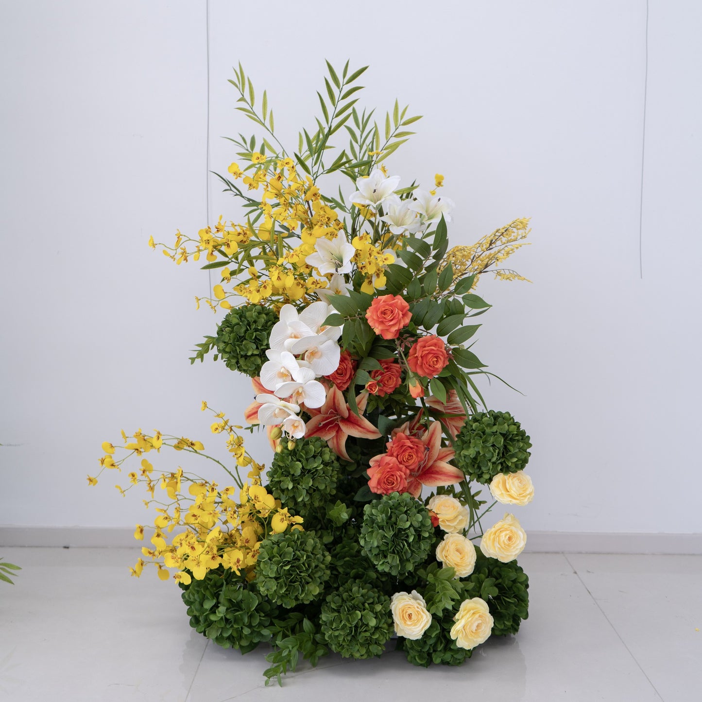 Arco Nuziale Floreale Bianco a Corno per Cerimonia e Ricevimento – Decorazione per Sfondo Sposa e Zona Foto