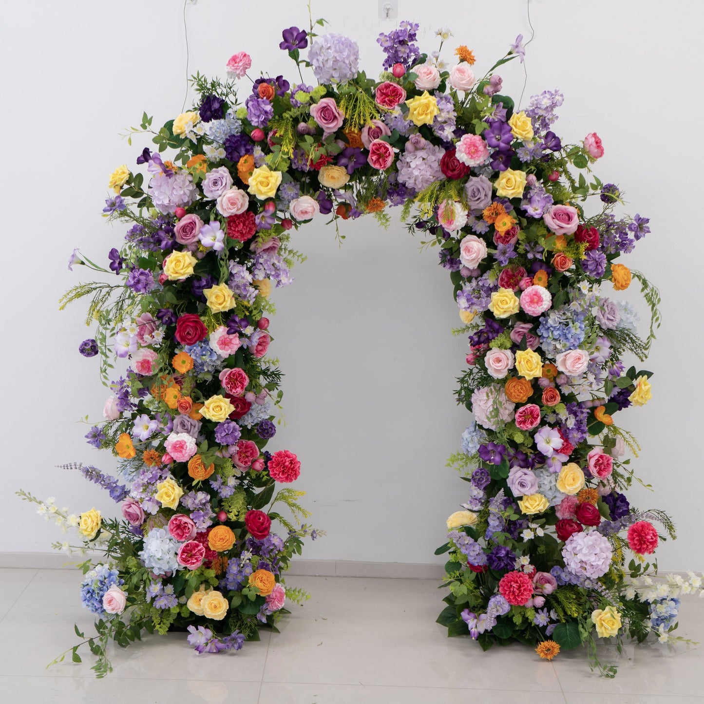 Arco nuziale floreale con corna – Elegante fondale per la cerimonia