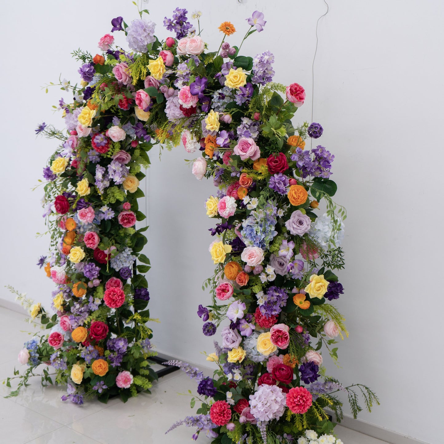 Arco nuziale floreale con corna – Elegante fondale per la cerimonia
