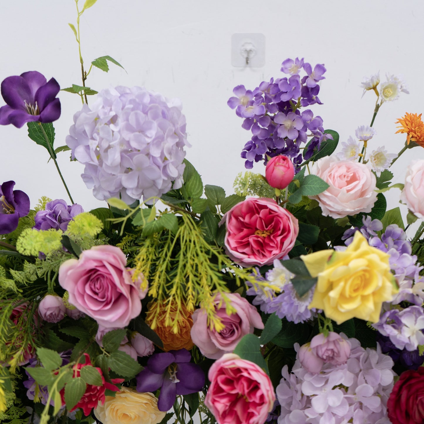 Arco nuziale floreale con corna – Elegante fondale per la cerimonia