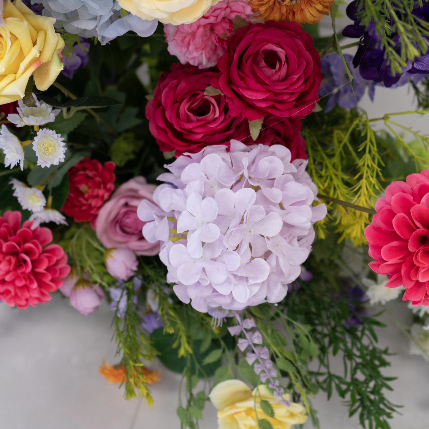Arco nuziale floreale con corna – Elegante fondale per la cerimonia