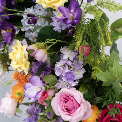 Arco nuziale floreale con corna – Elegante fondale per la cerimonia