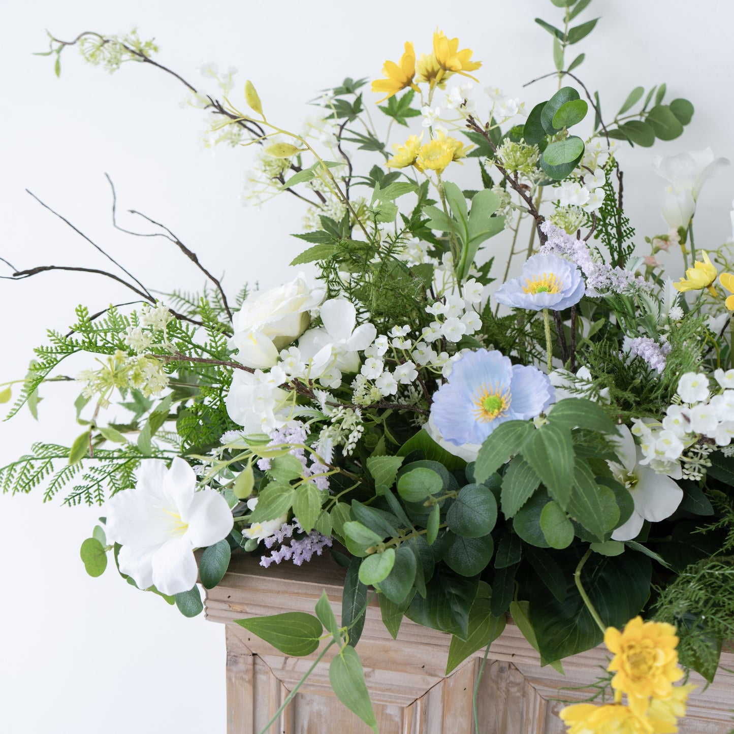 White Garden Floral Table Arrangement – Wedding Table Decor