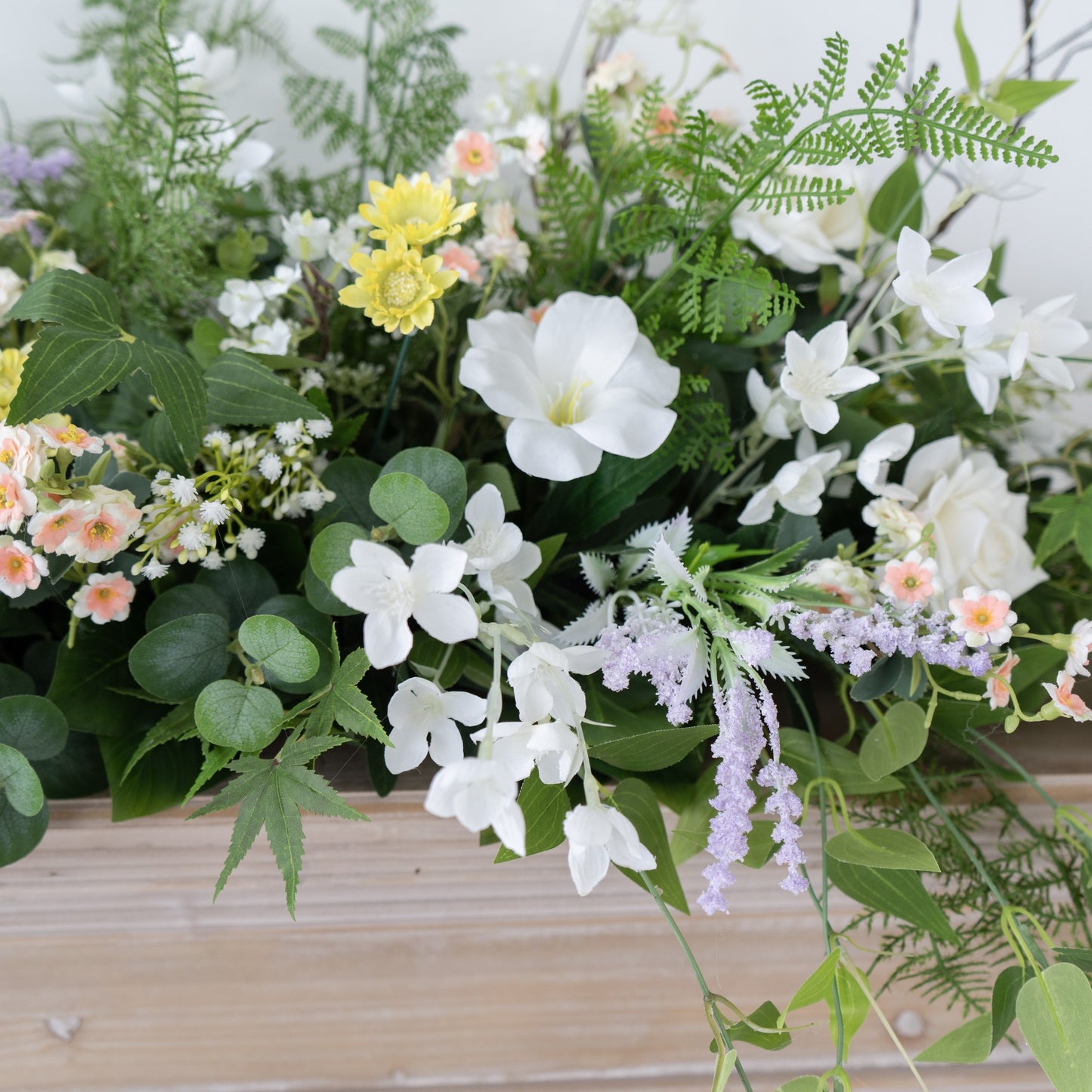 White Garden Floral Table Arrangement – Wedding Table Decor