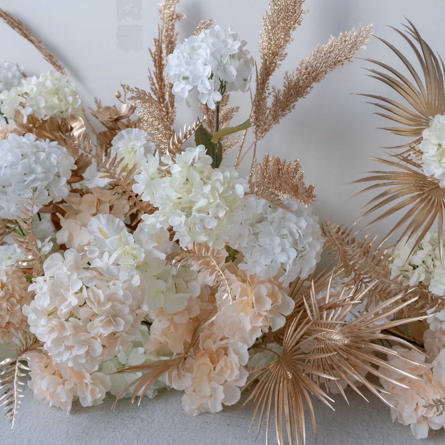 Fila floreale beige Pampas – Decorazione per corsia nuziale