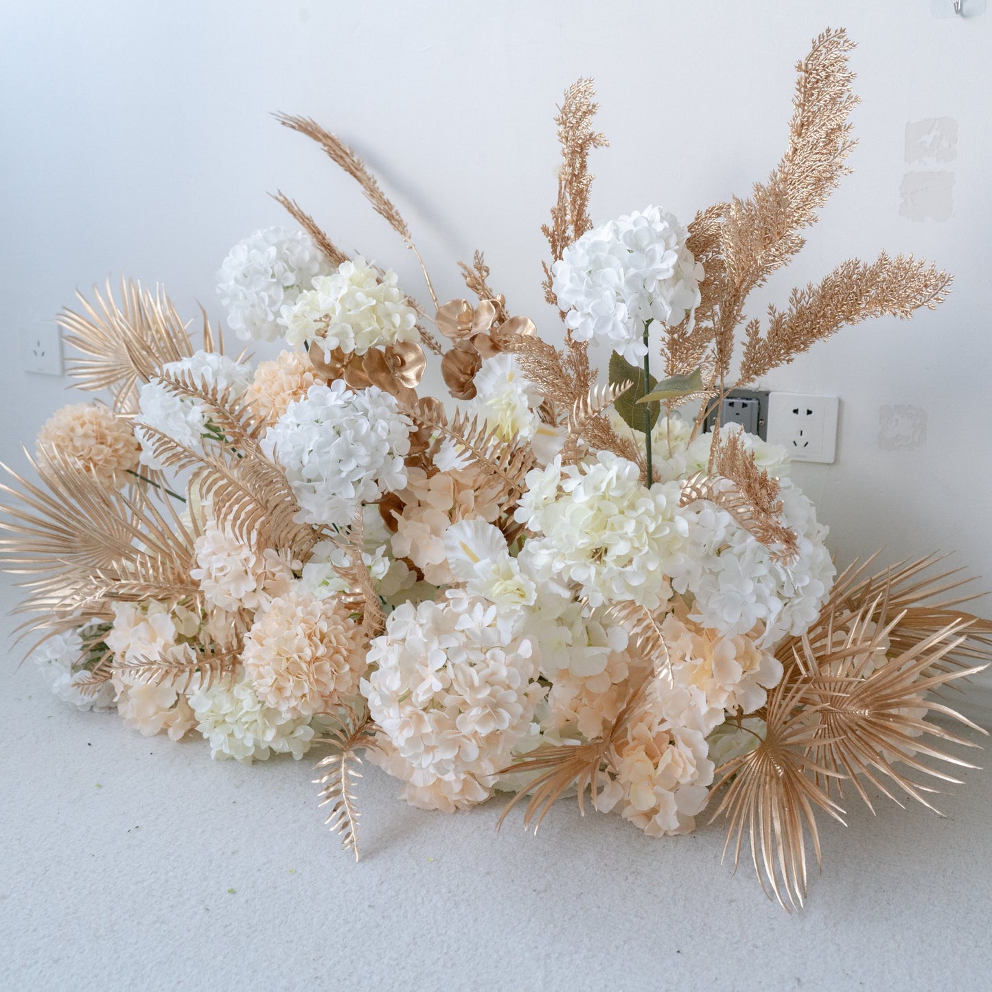 Fila floreale beige Pampas – Decorazione per corsia nuziale