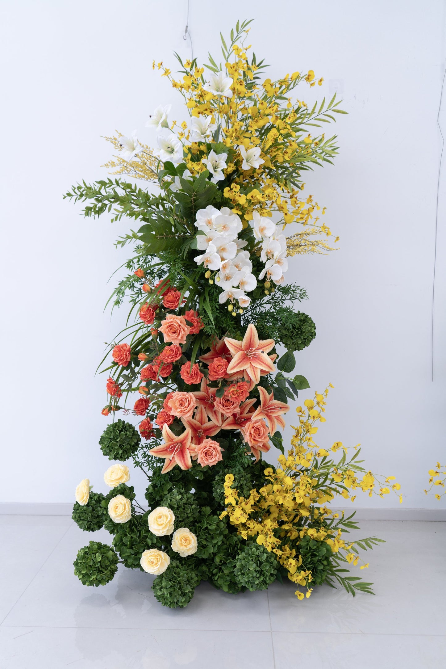 White Floral Horn Wedding Arch for Ceremony & Reception – Bridal Backdrop & Photo Zone Decoration