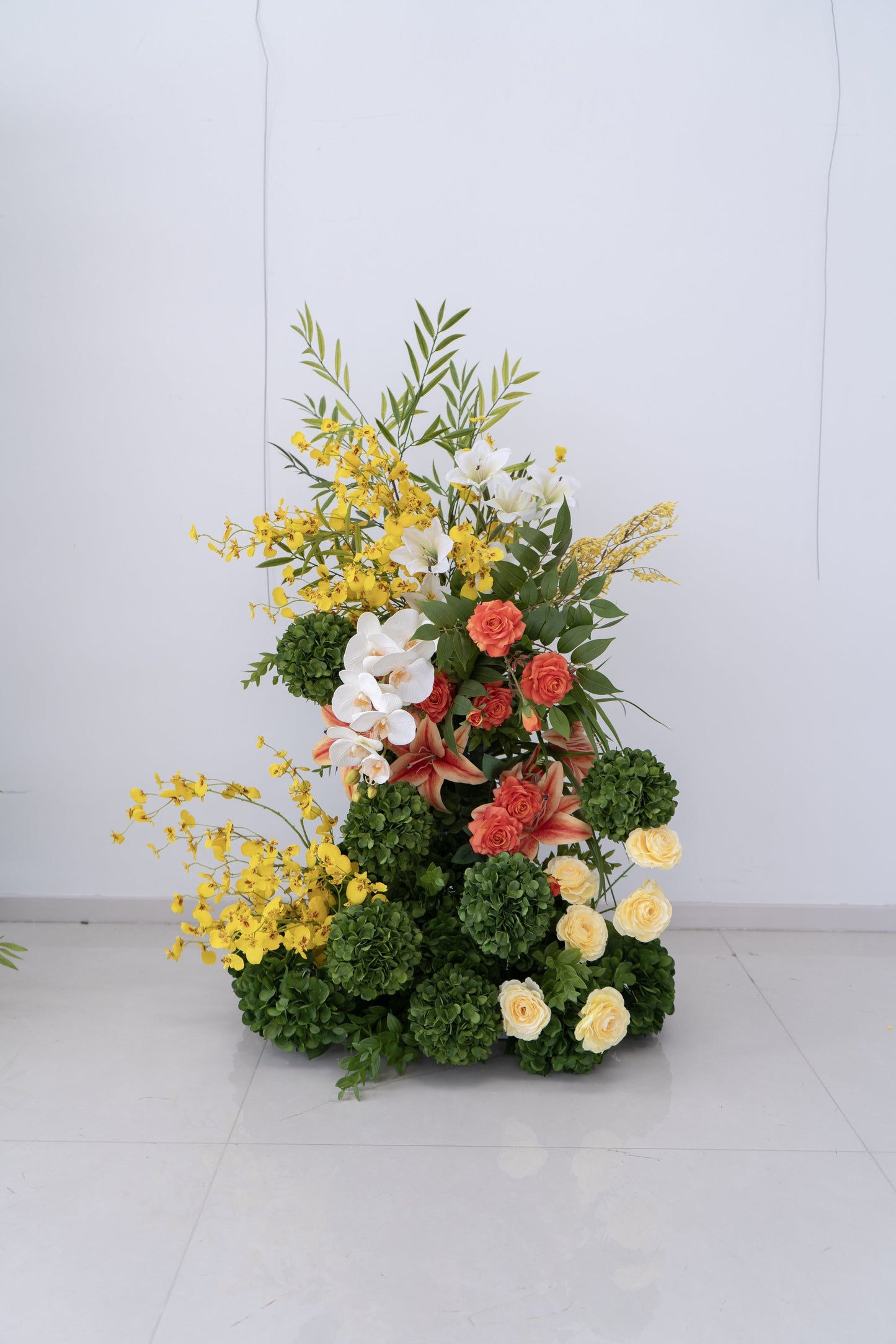 White Floral Horn Wedding Arch for Ceremony & Reception – Bridal Backdrop & Photo Zone Decoration
