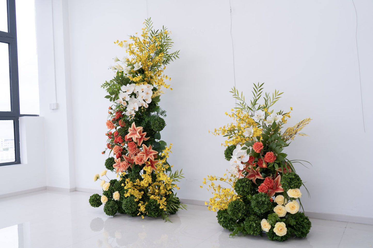 White Floral Horn Wedding Arch for Ceremony & Reception – Bridal Backdrop & Photo Zone Decoration